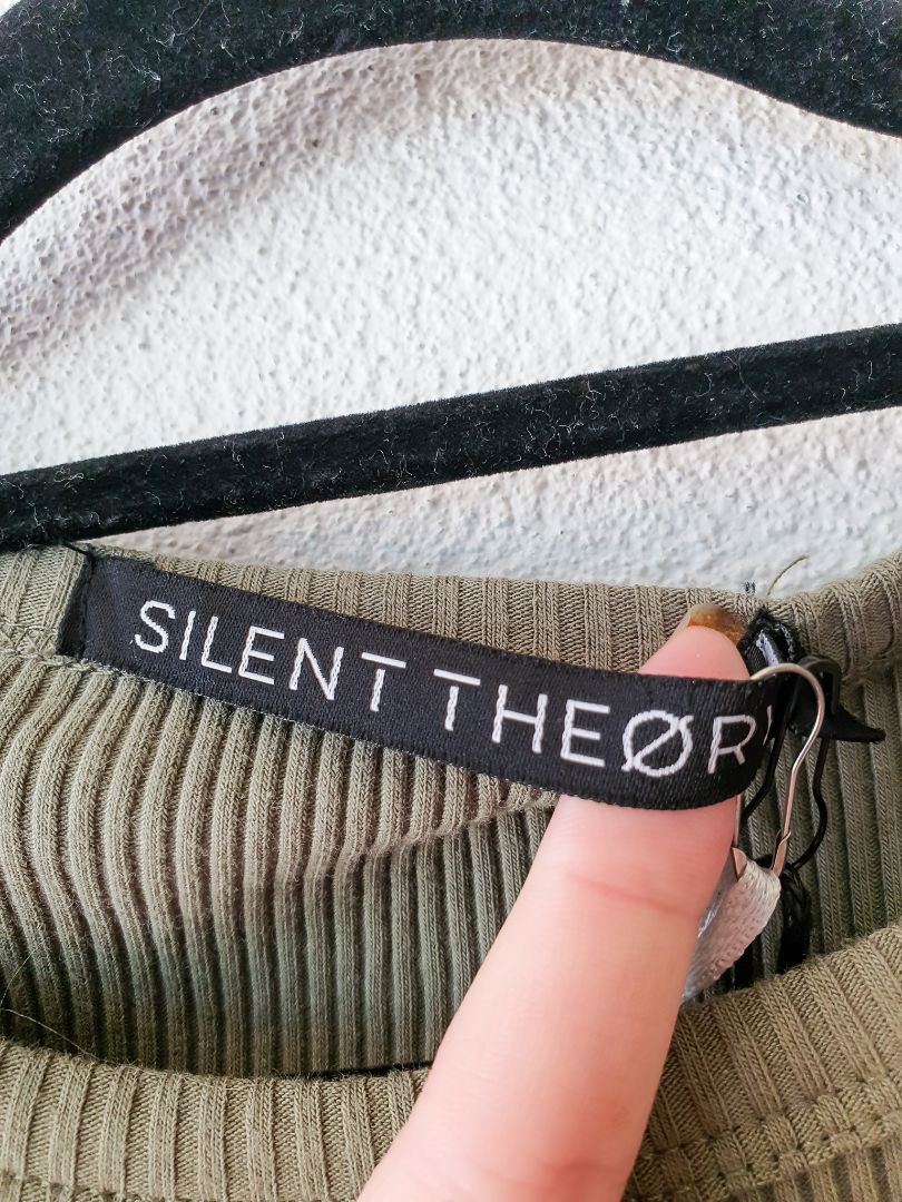 Silent Theory top L