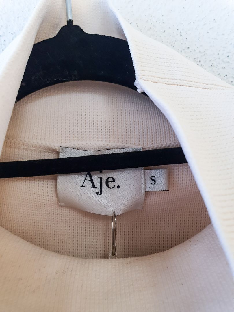 AJE top S