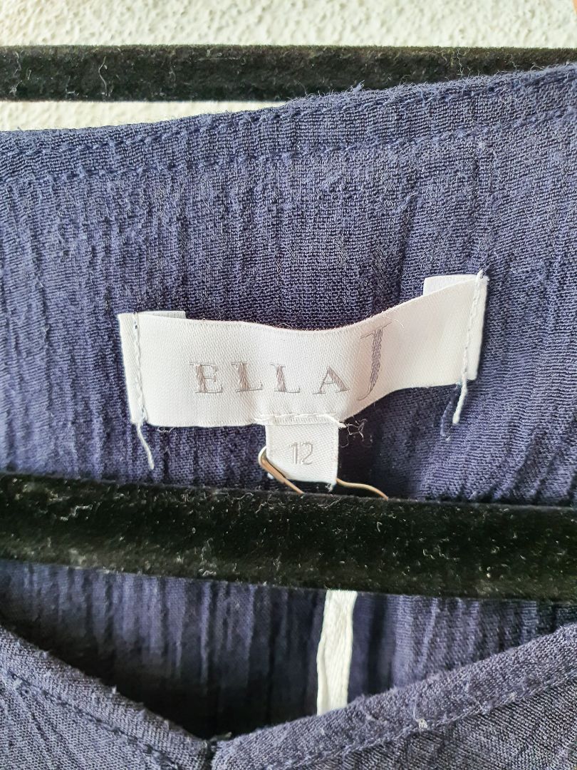 Ella J top M