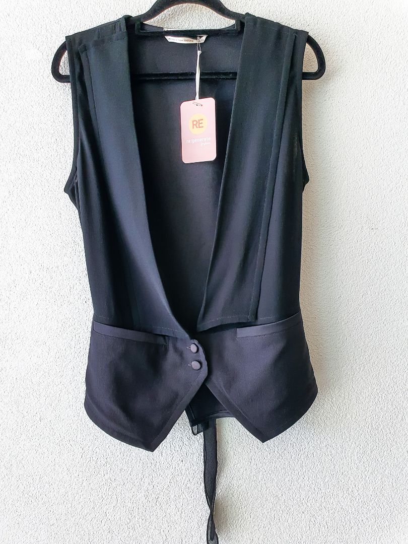 Angela Lewis top M