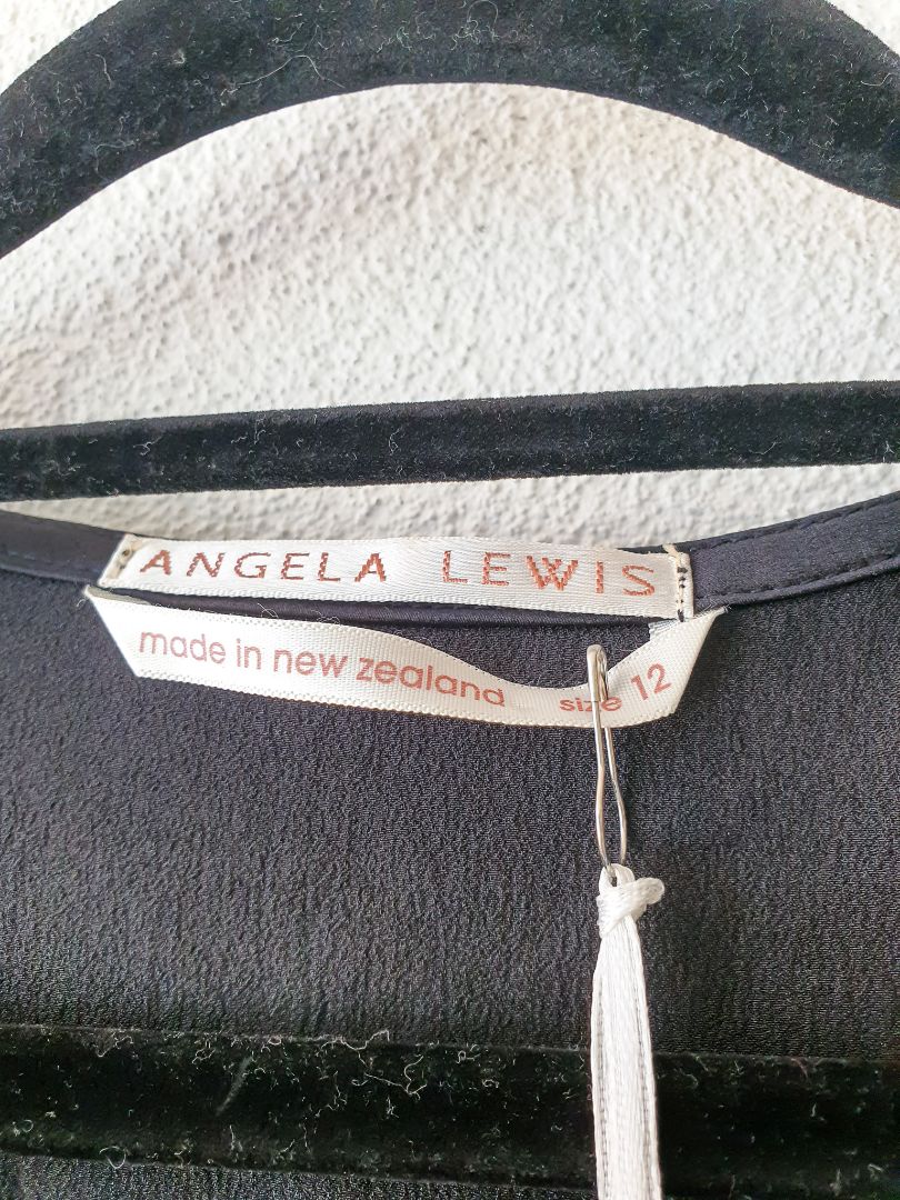 Angela Lewis top M