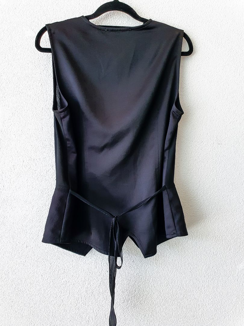 Angela Lewis top M
