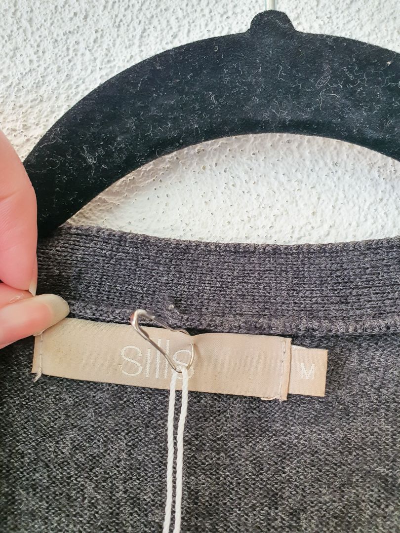 Caroline Sills top M