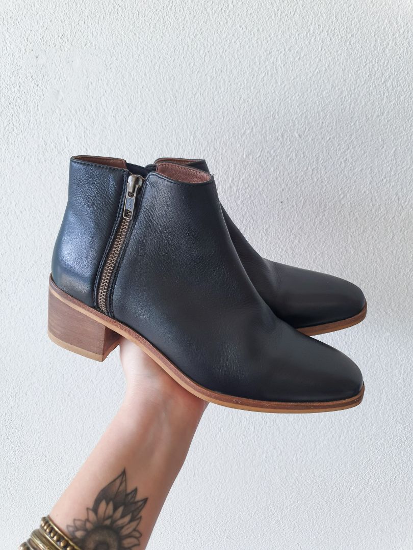 Noir Footwear EUR 38