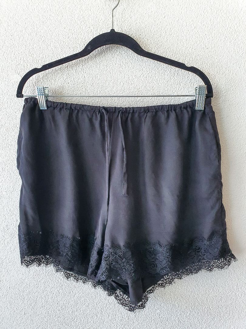 Afends Shorts L