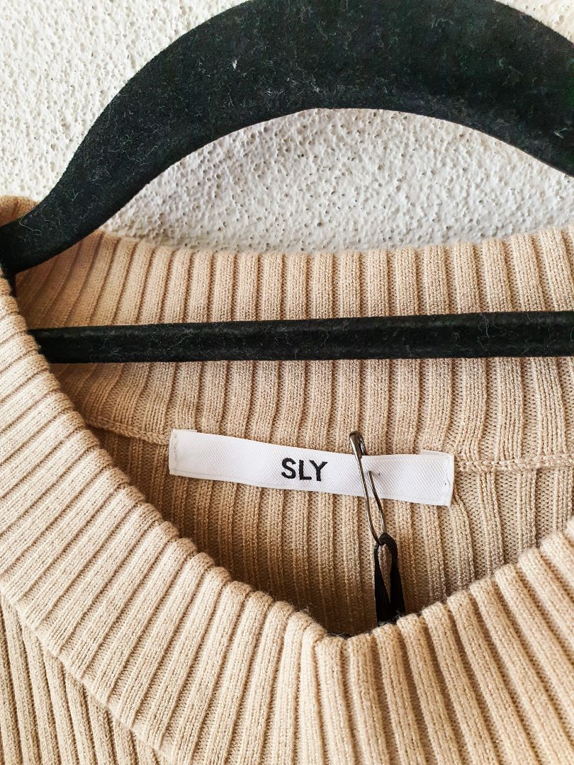 SLY Top M