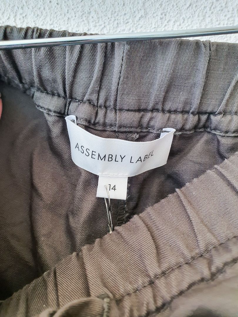 Assembly Label pants L