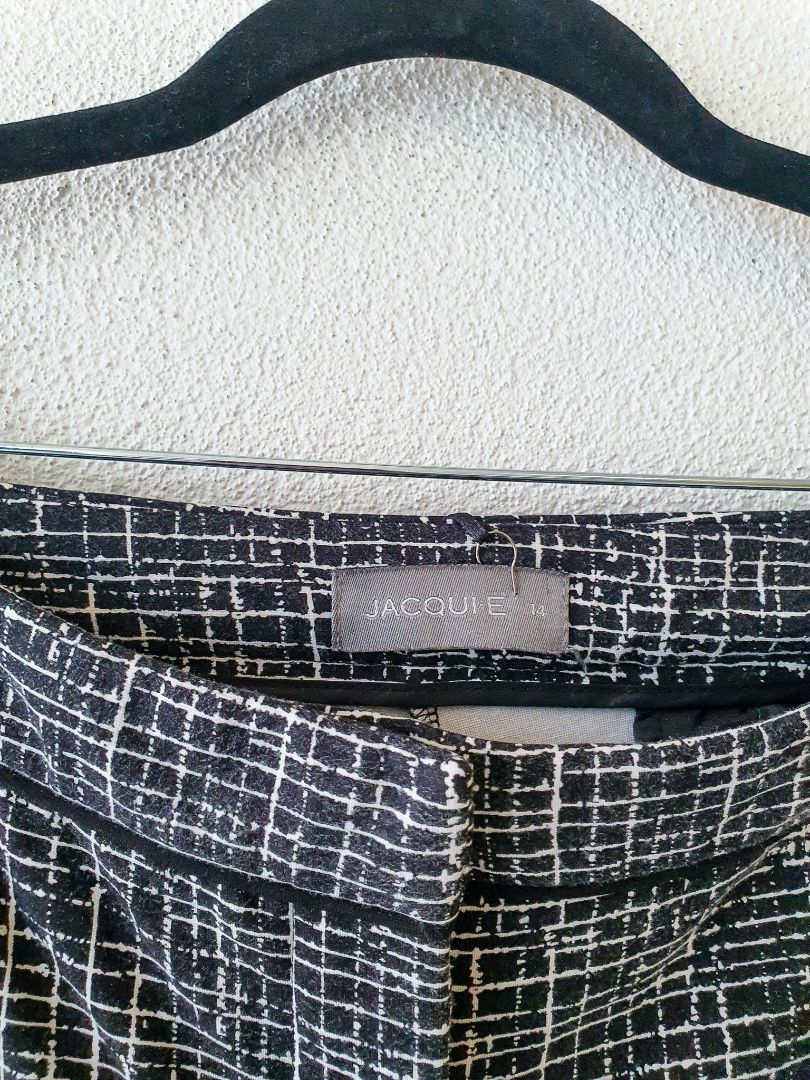 Jacqui E pants L